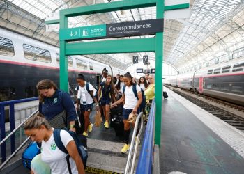 Seleção volta para Bordeaux, local da partida contra a Espanha