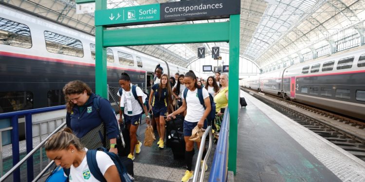 Seleção volta para Bordeaux, local da partida contra a Espanha