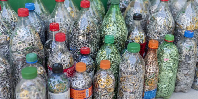 Cagece doa 42,5 kg de lacres metálicos para a aquisição de equipamentos de acessibilidade