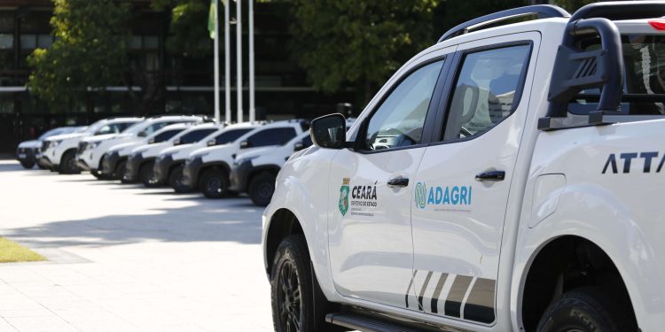 Com investimento de mais de R$ 1,3 milhão, Governo do Ceará entrega novos veículos para Adagri