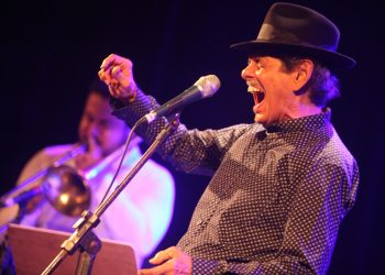 Rodger Rogério celebra 80 anos e mostra parceria inédita com Belchior em shows no Cariri