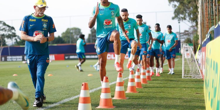Seleção realiza primeiro treino para enfrentar o Chile