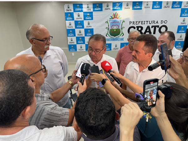 Crato anuncia projeto de lei para retorno da gestão comercial da água pela SAAEC e andamento de obras