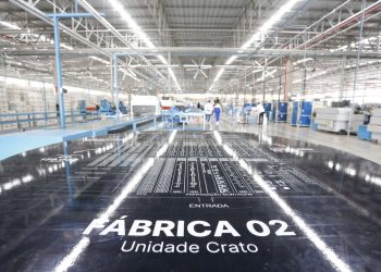 Gerando cerca de mil empregos, Governo do Ceará participa da inauguração de segunda unidade de fábrica de sapatos no Crato