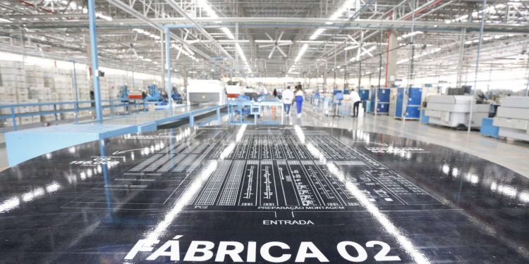 Gerando cerca de mil empregos, Governo do Ceará participa da inauguração de segunda unidade de fábrica de sapatos no Crato