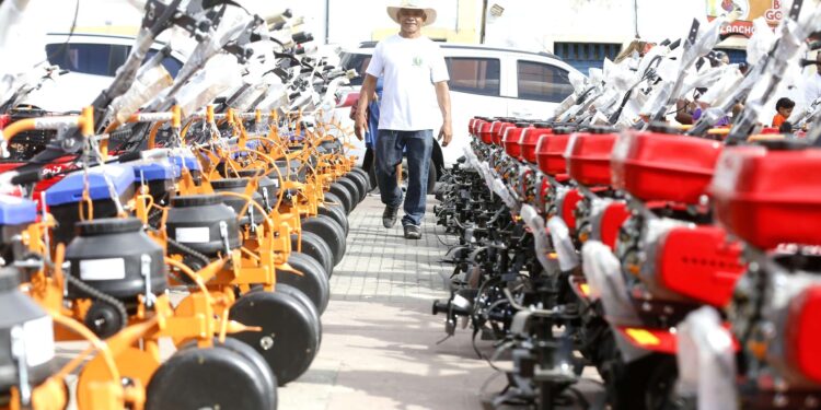 Agricultura familiar: associações e cooperativas de 85 municípios cearenses recebem motocultivadores