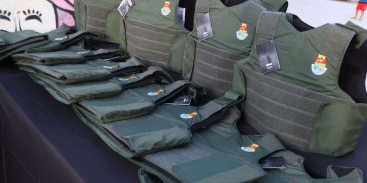 Com investimento de mais de R$ 6 milhões, Governo do Ceará entrega mais de 3,6 mil coletes balísticos para PMCE