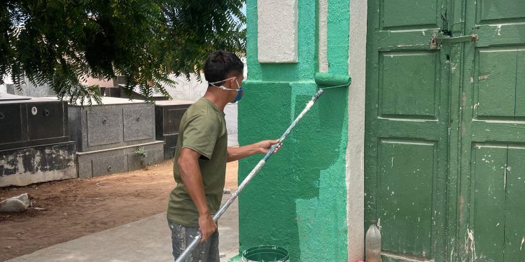 Barbalha realiza limpeza e manutenção no Cemitério Municipal para o Dia dos Finados