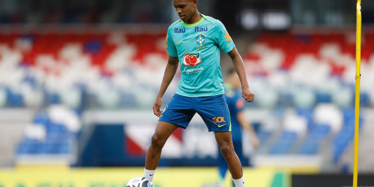 Artilheiro do Brasileirão, Estevão analisa confronto contra a Venezuela