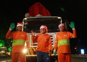 Caminhão de coleta natalino leva alegria às ruas de Juazeiro do Norte