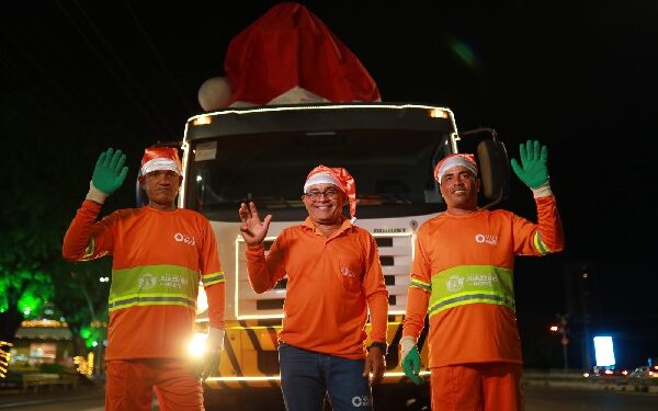 Caminhão de coleta natalino leva alegria às ruas de Juazeiro do Norte