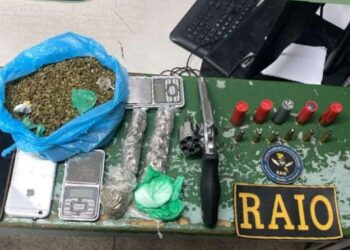 Polícia Militar prende dupla com arma e drogas em Missão Velha