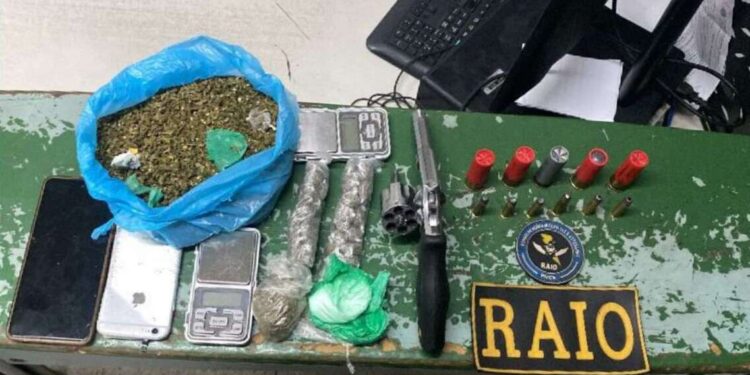 Polícia Militar prende dupla com arma e drogas em Missão Velha