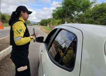 Detran-CE orienta condutores na CE-356 sobre riscos do excesso de velocidade