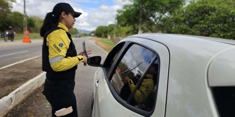 Detran-CE orienta condutores na CE-356 sobre riscos do excesso de velocidade