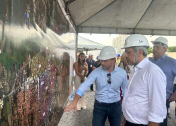Em Juazeiro do Norte, governador Elmano visita obras de ampliação do esgotamento sanitário e abastecimento