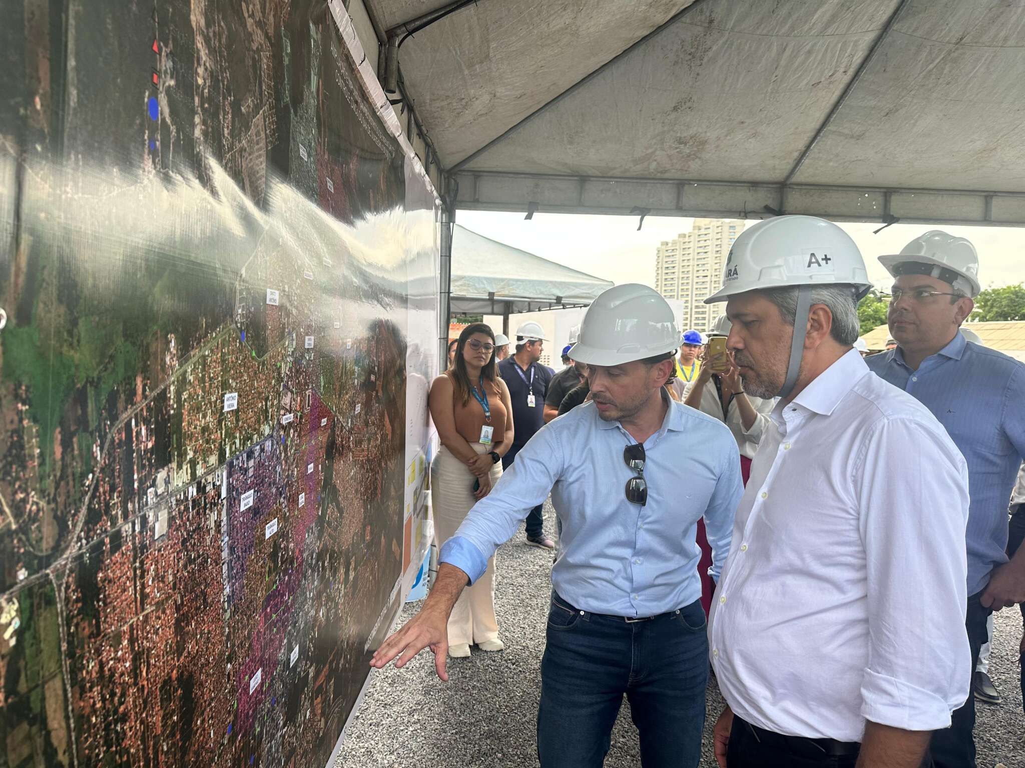 Em Juazeiro do Norte, governador Elmano visita obras de ampliação do esgotamento sanitário e abastecimento