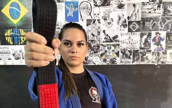 Policial feminina conquista faixa preta em jiu-jitsu e se torna primeira militar a alcançar o título na PMCE