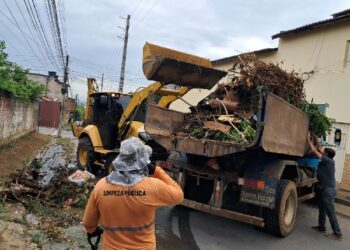 Prefeitura Crato realiza mutirão no Seminário e alerta sobre o acúmulo de lixo nas ruas