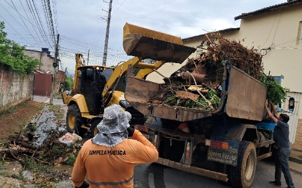Prefeitura Crato realiza mutirão no Seminário e alerta sobre o acúmulo de lixo nas ruas