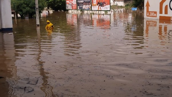 SEINFRA realiza desobstrução na Lagoa da APUC