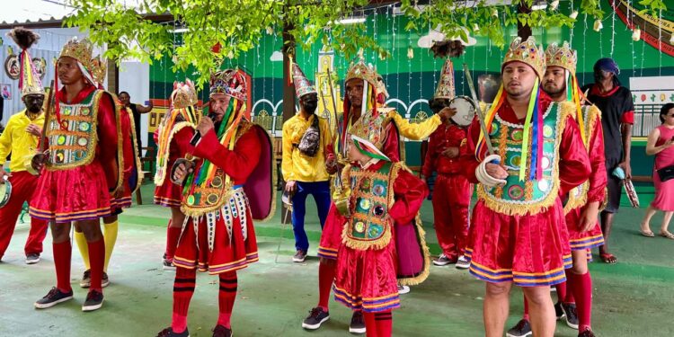 Dia de Reis: Cajuína São Geraldo celebra tradição com grupos de reisados na indústria