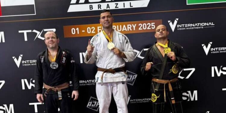 Policial militar conquista o topo do podium de campeonato mundial de Jiu-Jitsu