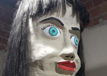 Mirante do Caldas promove oficina de construção de boneco carnavalesco gigante