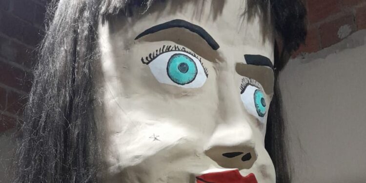 Mirante do Caldas promove oficina de construção de boneco carnavalesco gigante