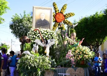 Procissão das Flores reúne juazeirenses em ampla comemoração