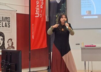 Lecionando literatura de cordel a convite de universidade francesa, docente da UFCA abre, em Poitiers, evento integrante do Ano do Brasil na França