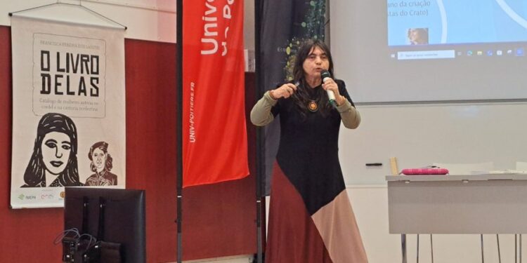 Lecionando literatura de cordel a convite de universidade francesa, docente da UFCA abre, em Poitiers, evento integrante do Ano do Brasil na França