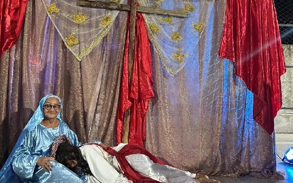 Estudantes da EJA apresentam espetáculo sobre a Paixão de Cristo
