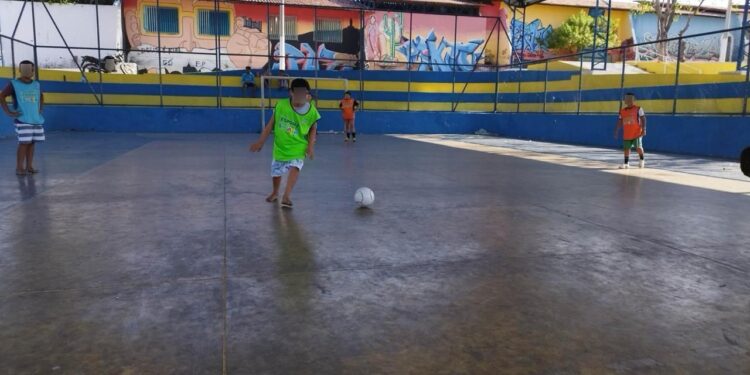 Fundação Leandro Bezerra oferece aulas gratuitas de futsal para crianças e adolescentes em Juazeiro do Norte
