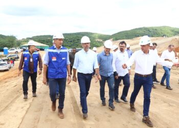 Governador Elmano de Freitas e ministro Waldez Góes visitam lotes 3 e 4 da obra do Cinturão da Águas