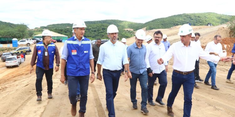 Governador Elmano de Freitas e ministro Waldez Góes visitam lotes 3 e 4 da obra do Cinturão da Águas