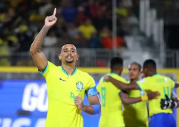 Brasil goleia Espanha e avança à semi do Mundial de futebol de areia