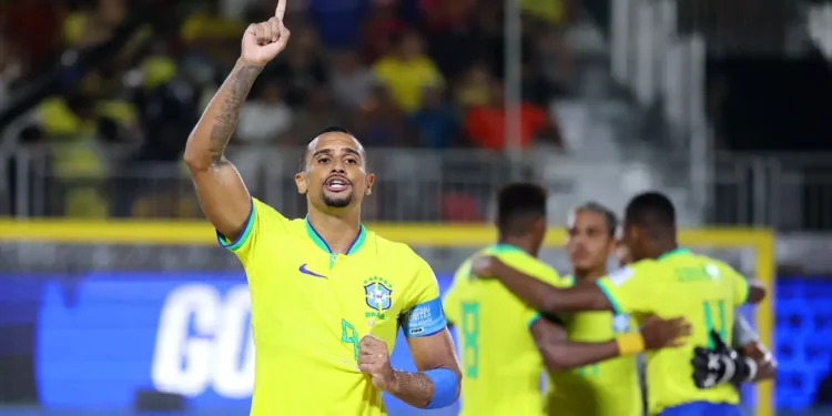 Brasil goleia Espanha e avança à semi do Mundial de futebol de areia