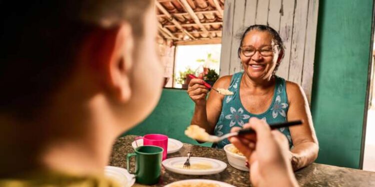 Mais de 624 mil cearenses superam a pobreza e a extrema pobreza em dois anos