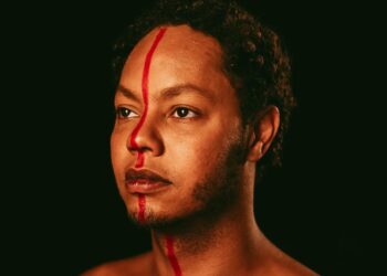 Centro Cultural do Cariri recebe o premiado espetáculo “Macacos”, monólogo de Clayton Nascimento sobre racismo e resistência negra