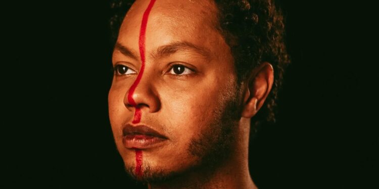 Centro Cultural do Cariri recebe o premiado espetáculo “Macacos”, monólogo de Clayton Nascimento sobre racismo e resistência negra