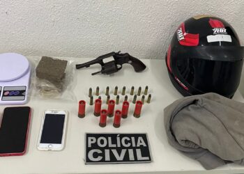 Dupla é capturada em flagrante com drogas, arma e munições em Juazeiro do Norte