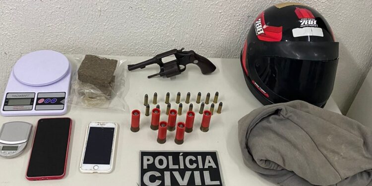 Dupla é capturada em flagrante com drogas, arma e munições em Juazeiro do Norte