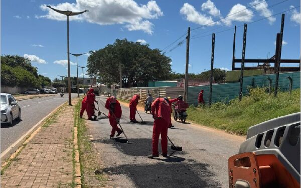 Infraestrutura de Juazeiro dá sequência a serviços de tapa-buraco, reparos em calçamento e desobstrução de bueiros