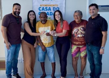 Centro POP resgata cidadania de ex morador de rua e depois de nove anos faz entrega de documentos pessoais