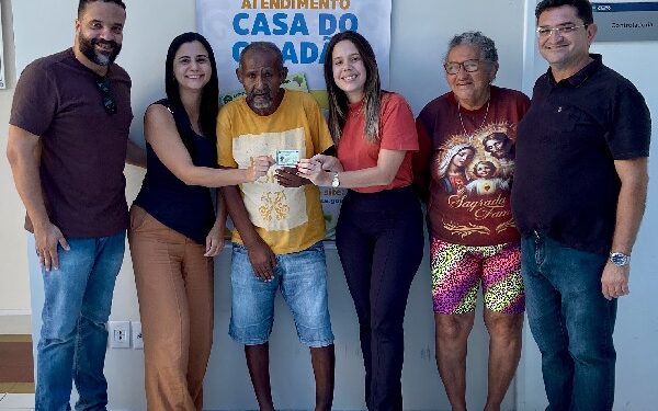 Centro POP resgata cidadania de ex morador de rua e depois de nove anos faz entrega de documentos pessoais