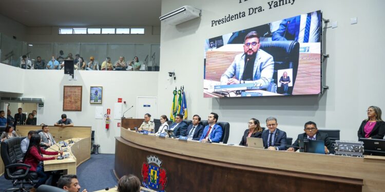 Câmara aprova subsídio para transporte coletivo e reconhece ato de bravura de jovem juazeirense