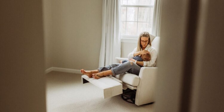 Direito à amamentação: proteção legal às mães lactantes vai do emprego à sala de aula