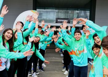 Governo do Ceará entrega passagens aéreas e uniformes para 650 alunos-atletas disputarem as etapas nacionais dos Jogos Escolares