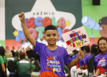 Prêmio Escola Nota 10: Governo do Ceará entrega 434 premiações para escolas públicas com melhores resultados no Spaece 2024